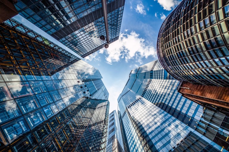 Modern glass skyscrapers – discreet consulting for family offices, real estate and strategic projects
